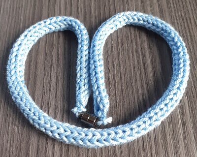 Wolle Raffhalter 40cm hellblau